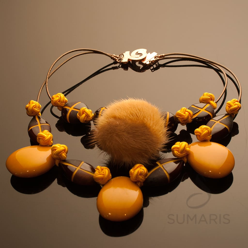 STATEMENT NECKLACE CROSSED OUT